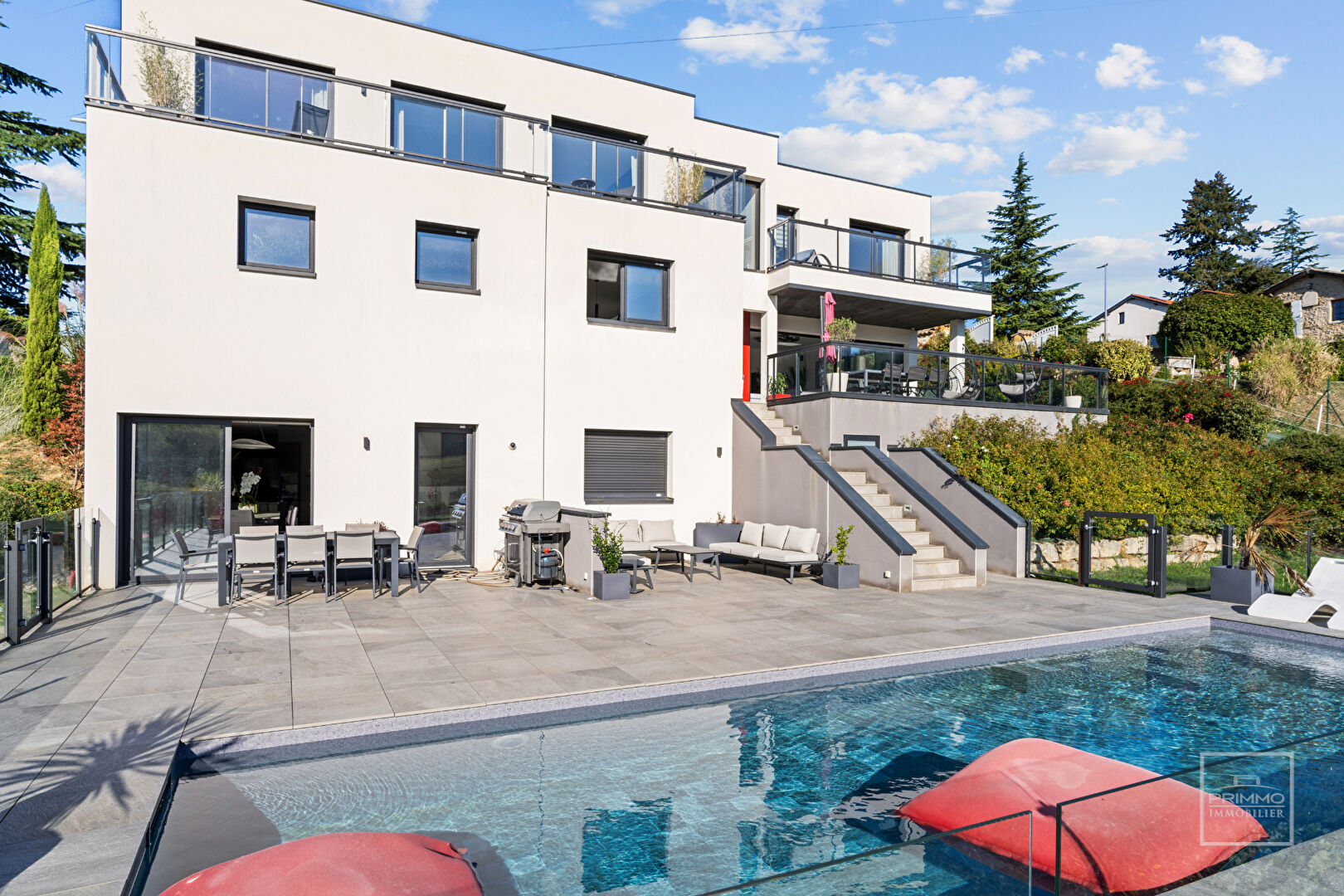 Limonest, Maison contemporaine de 395 m² avec vue panoramique et piscine